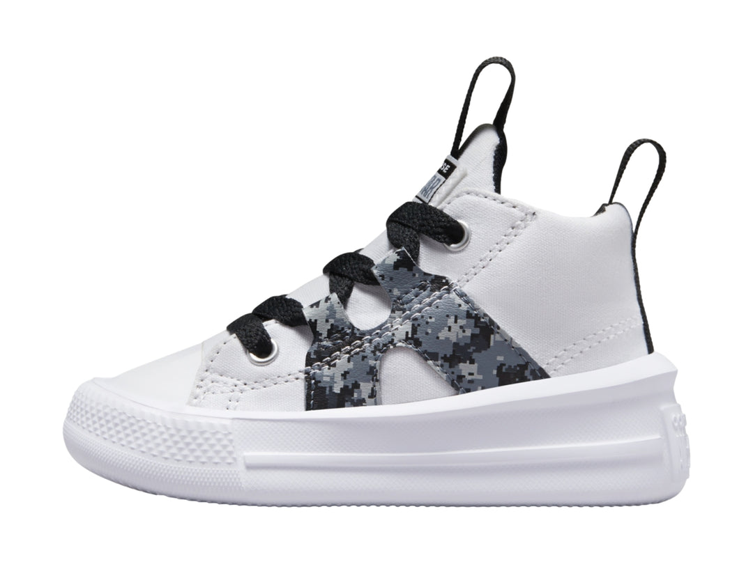 Tenis Converse blancos de corte medio con suela de plataforma y diseño de camuflaje en gris y negro.