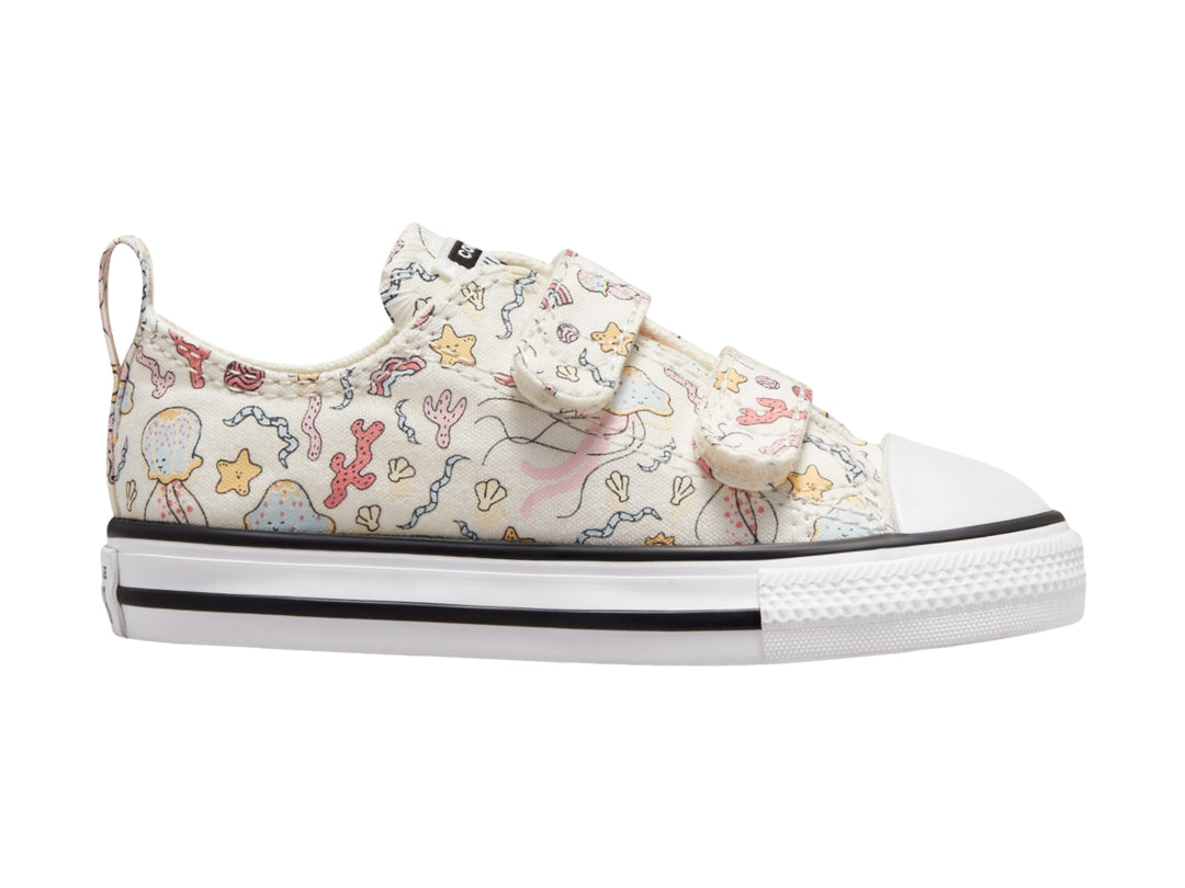 Tenis Converse blancos para Niño con estampado de criaturas marinas y cierre de velcro.