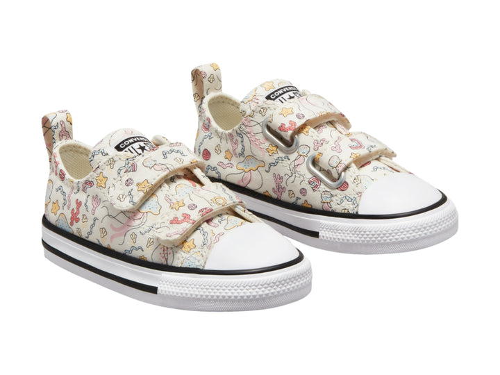 Tenis Converse blancos para Niño con estampado de criaturas marinas y cierre de velcro.