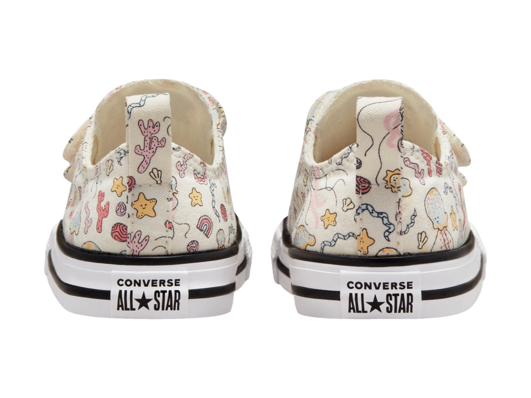 Tenis Converse blancos para Niño con estampado de criaturas marinas y cierre de velcro.