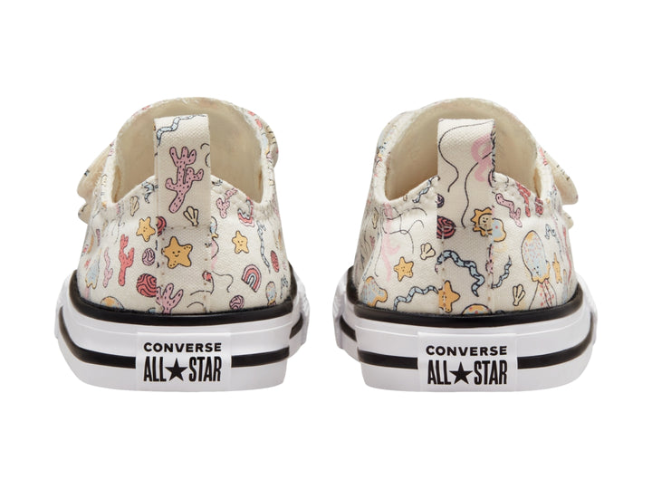 Tenis Converse blancos para Niño con estampado de criaturas marinas y cierre de velcro.