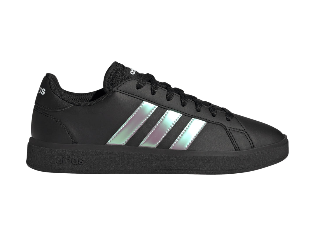 Tenis Adidas Grand Court Base 2.0 color negro con franjas laterales iridiscentes.