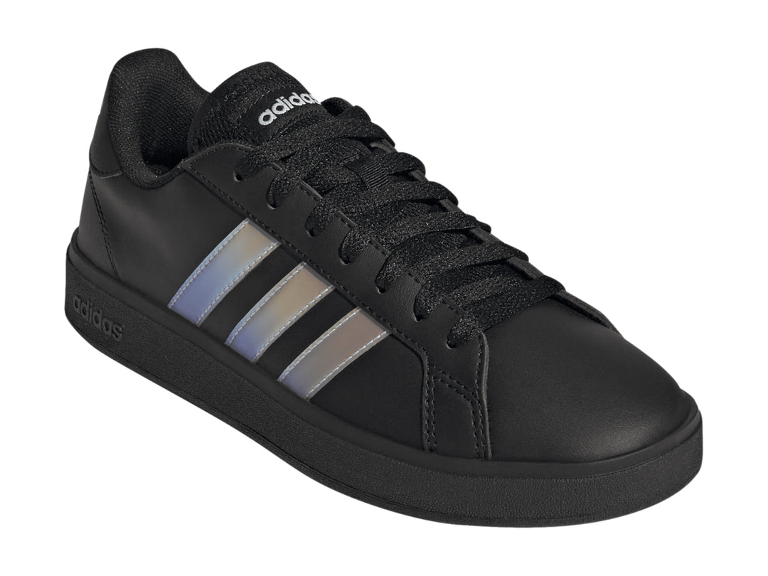 Tenis Adidas Grand Court Base 2.0 color negro con franjas laterales iridiscentes.