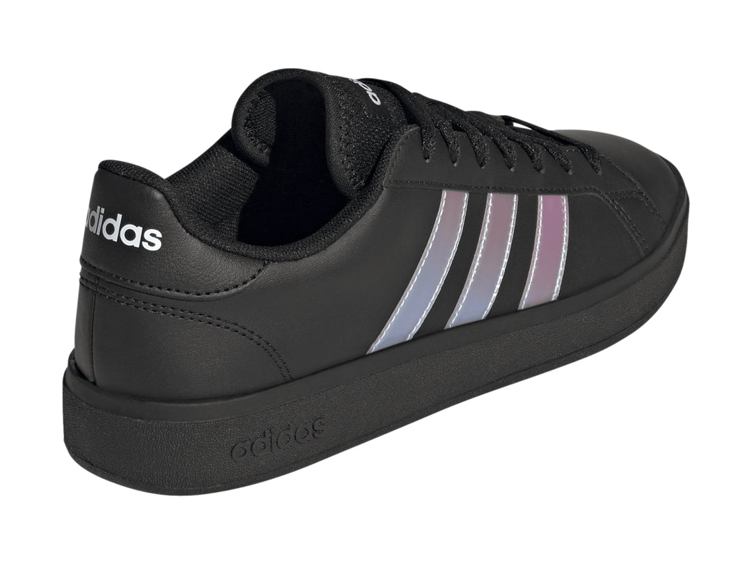 Tenis Adidas Grand Court Base 2.0 color negro con franjas laterales iridiscentes.