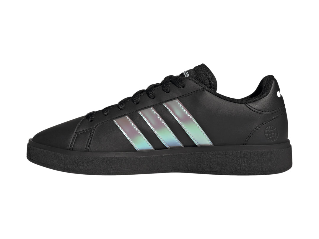 Tenis Adidas Grand Court Base 2.0 color negro con franjas laterales iridiscentes.