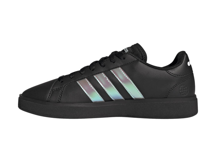 Tenis Adidas Grand Court Base 2.0 color negro con franjas laterales iridiscentes.