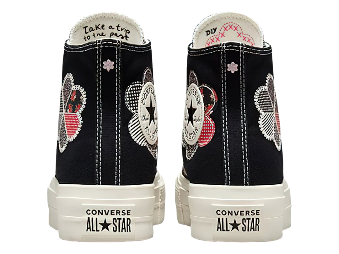 Tenis Converse Chuck Taylor All Star Lift HI color negro con suela de plataforma blanca y detalle floral lateral.