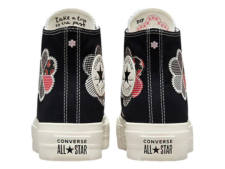 Tenis Converse Chuck Taylor All Star Lift HI color negro con suela de plataforma blanca y detalle floral lateral.