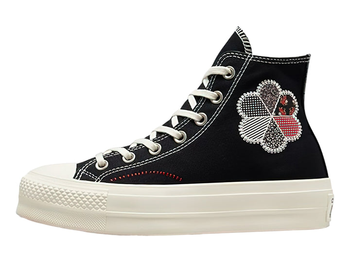 Tenis Converse Chuck Taylor All Star Lift HI color negro con suela de plataforma blanca y detalle floral lateral.