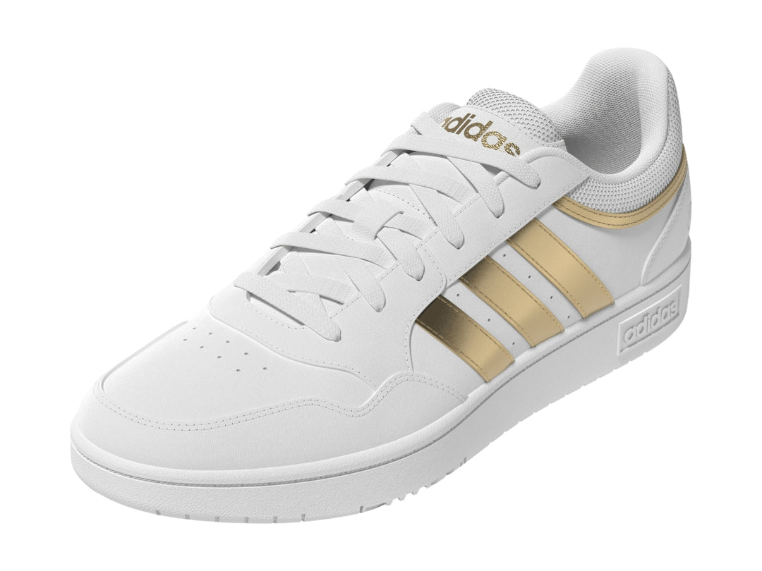 Tenis Adidas Hoops 3.0 en color blanco con las tres franjas laterales y detalles en dorado mate.