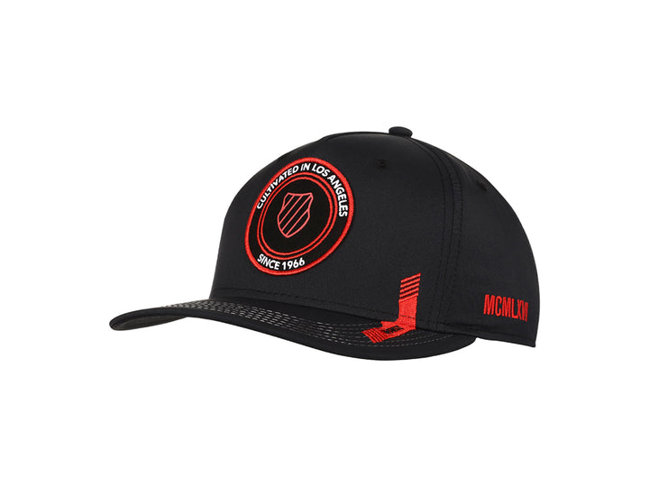 Gorra K-Swiss color negro con logotipo circular bordado en rojo en el frente y detalle lateral rojo.