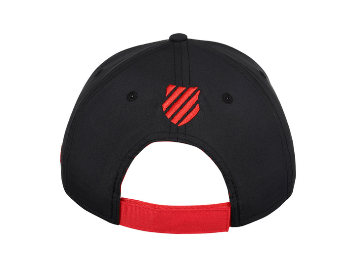 Gorra K-Swiss color negro con logotipo circular bordado en rojo en el frente y detalle lateral rojo.