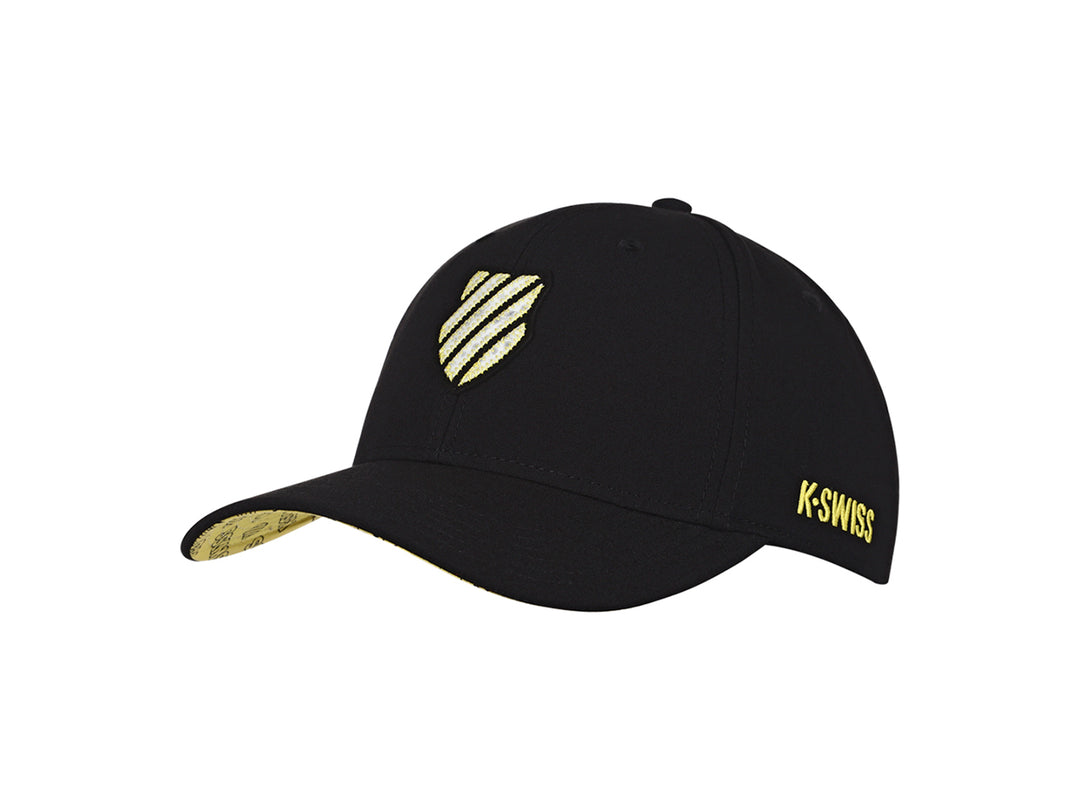 Gorra deportiva K-Swiss de color negro con logotipo bordado en amarillo en el frente y lateral.