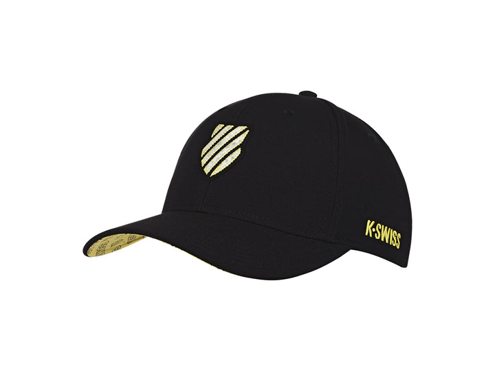 Gorra deportiva K-Swiss de color negro con logotipo bordado en amarillo en el frente y lateral.