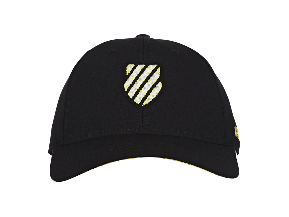 Gorra deportiva K-Swiss de color negro con logotipo bordado en amarillo en el frente y lateral.
