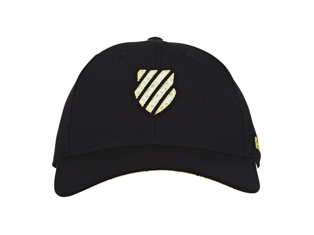 Gorra deportiva K-Swiss de color negro con logotipo bordado en amarillo en el frente y lateral.