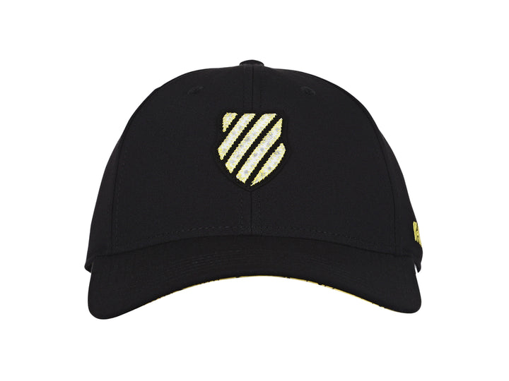 Gorra deportiva K-Swiss de color negro con logotipo bordado en amarillo en el frente y lateral.