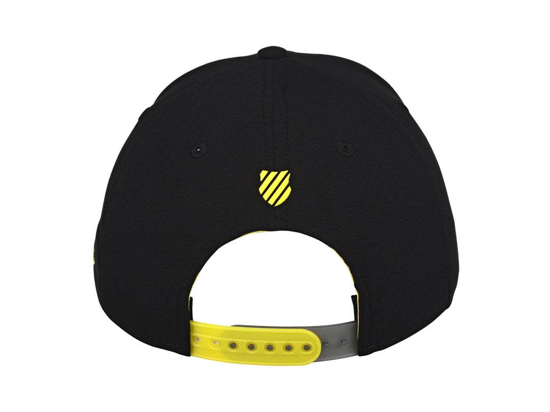 Gorra deportiva K-Swiss de color negro con logotipo bordado en amarillo en el frente y lateral.