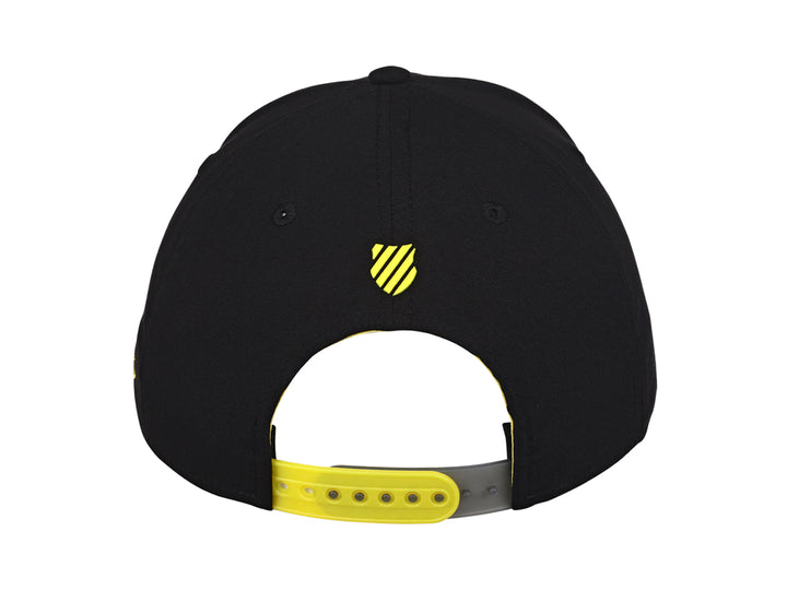 Gorra deportiva K-Swiss de color negro con logotipo bordado en amarillo en el frente y lateral.