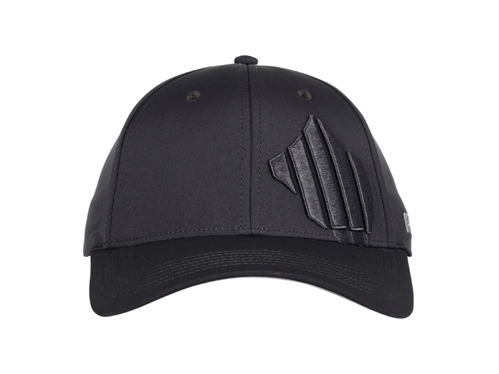 Gorra deportiva K-Swiss en color gris oscuro con logotipo frontal en relieve y visera curva.