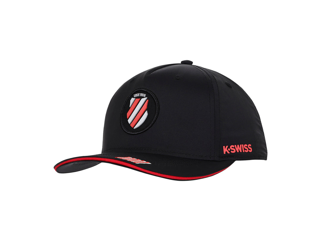 Gorra deportiva K-Swiss de color negro con detalles y logotipo en rojo y blanco.