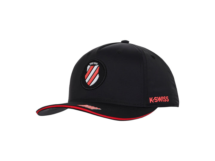Gorra deportiva K-Swiss de color negro con detalles y logotipo en rojo y blanco.