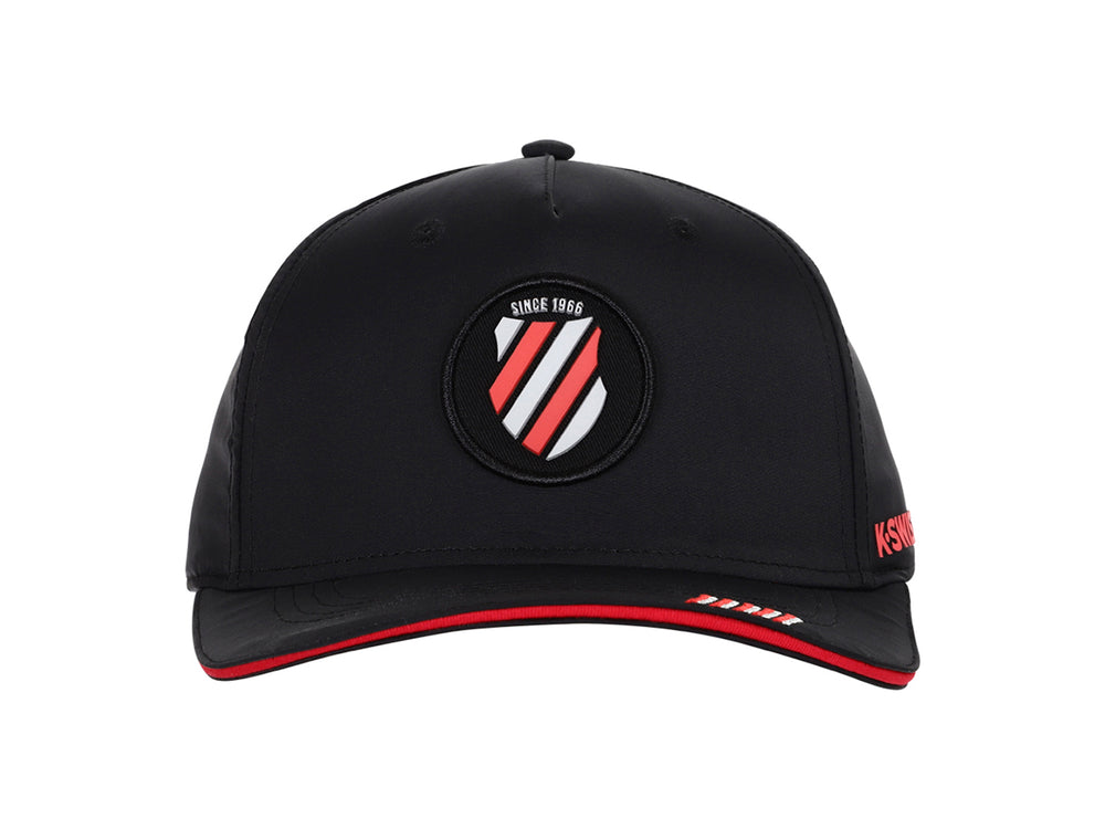 Gorra deportiva K-Swiss de color negro con detalles y logotipo en rojo y blanco.