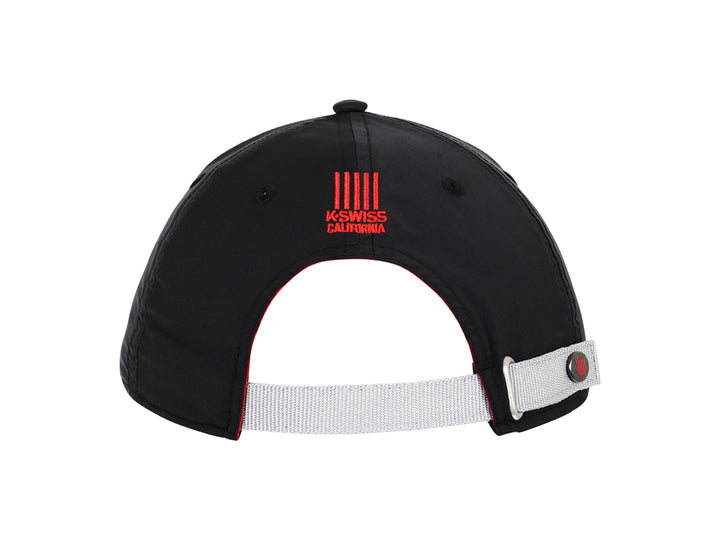 Gorra deportiva K-Swiss de color negro con detalles y logotipo en rojo y blanco.