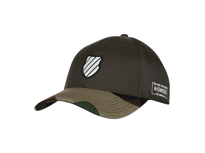 Gorra K-Swiss color olivo con visera en estampado de camuflaje y logo blanco frontal.