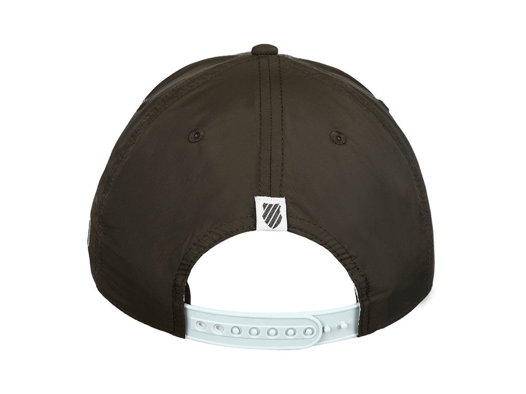 Gorra K-Swiss color olivo con visera en estampado de camuflaje y logo blanco frontal.