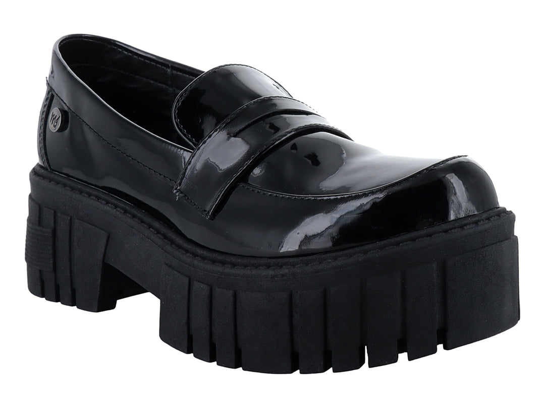 Zapato tipo mocasín de charol negro con suela de plataforma gruesa y dentada.