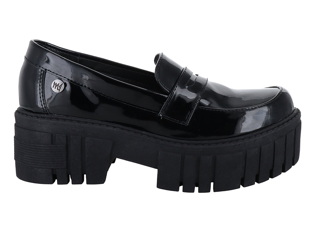 Zapato tipo mocasín de charol negro con suela de plataforma gruesa y dentada.
