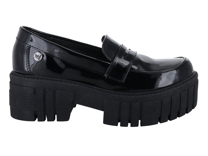 Zapato tipo mocasín de charol negro con suela de plataforma gruesa y dentada.
