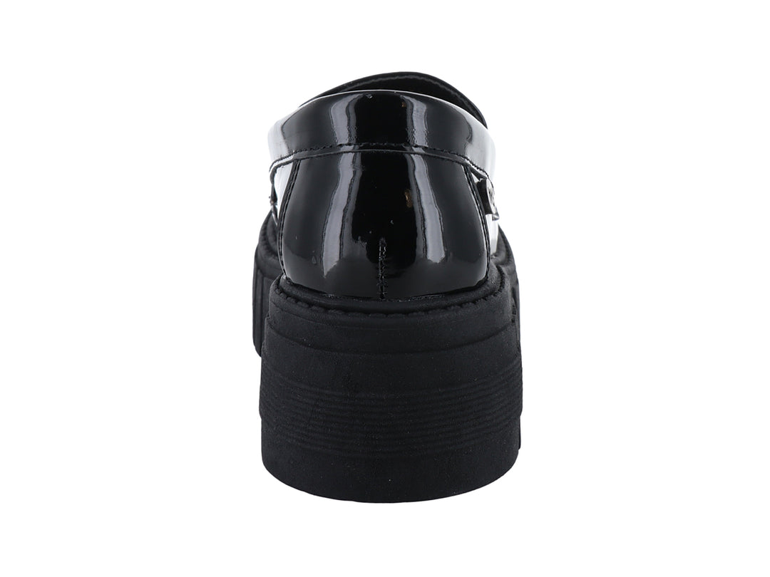 Zapato tipo mocasín de charol negro con suela de plataforma gruesa y dentada.
