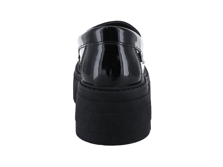 Zapato tipo mocasín de charol negro con suela de plataforma gruesa y dentada.
