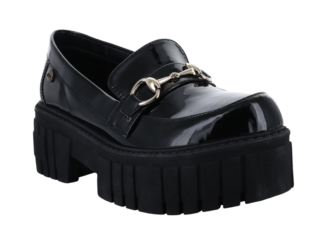 Zapato tipo mocasín de charol negro con plataforma gruesa y detalle de hebilla dorada.