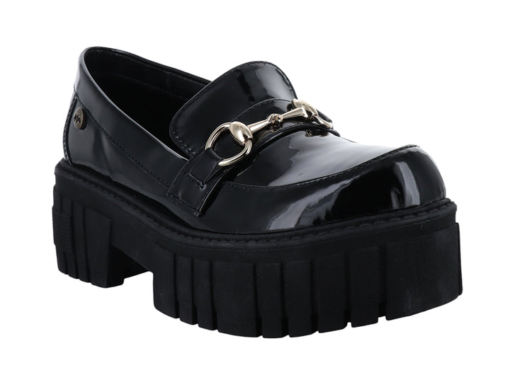 Zapato tipo mocasín de charol negro con plataforma gruesa y detalle de hebilla dorada.