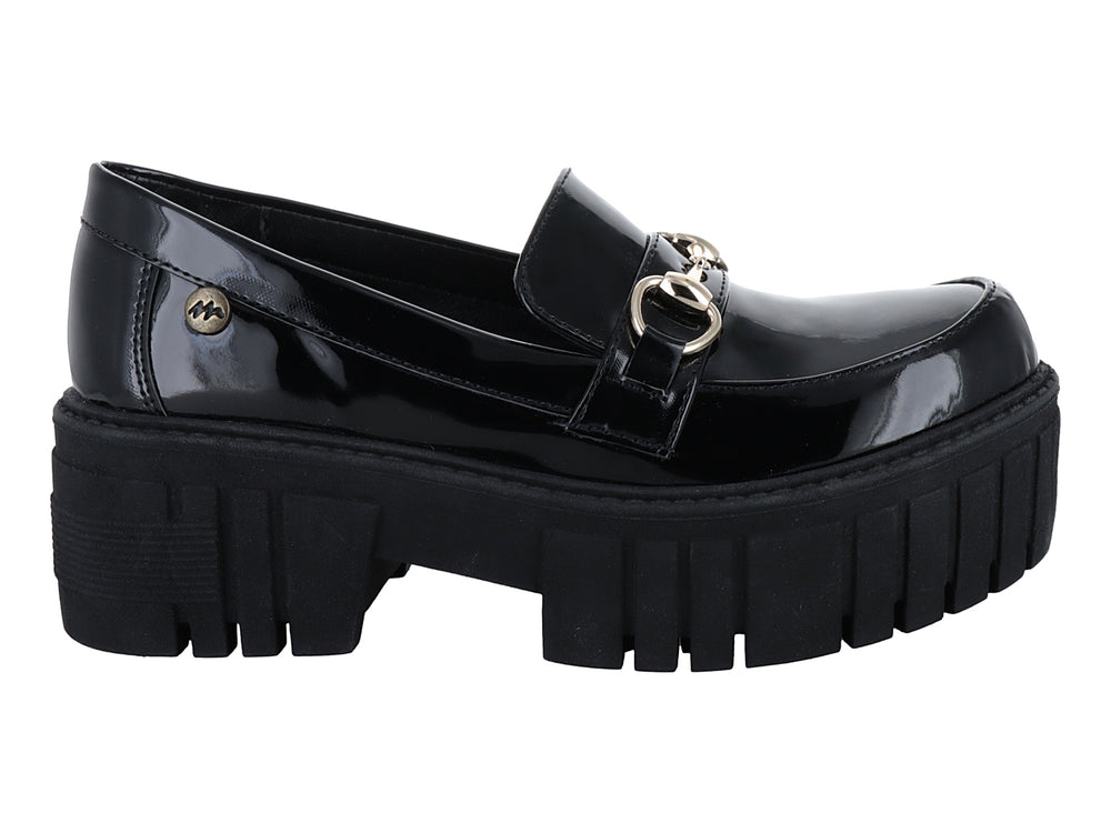 Zapato tipo mocasín de charol negro con plataforma gruesa y detalle de hebilla dorada.