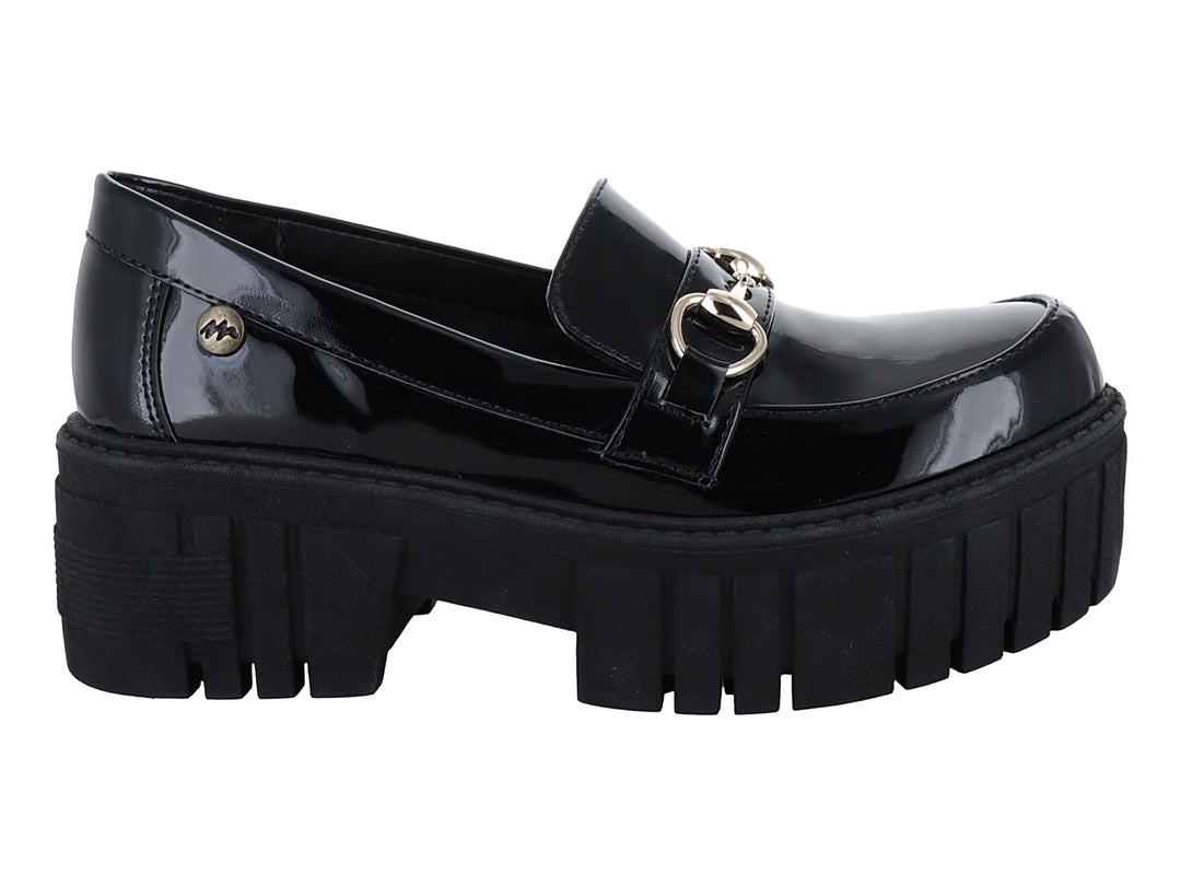 Zapato tipo mocasín de charol negro con plataforma gruesa y detalle de hebilla dorada.