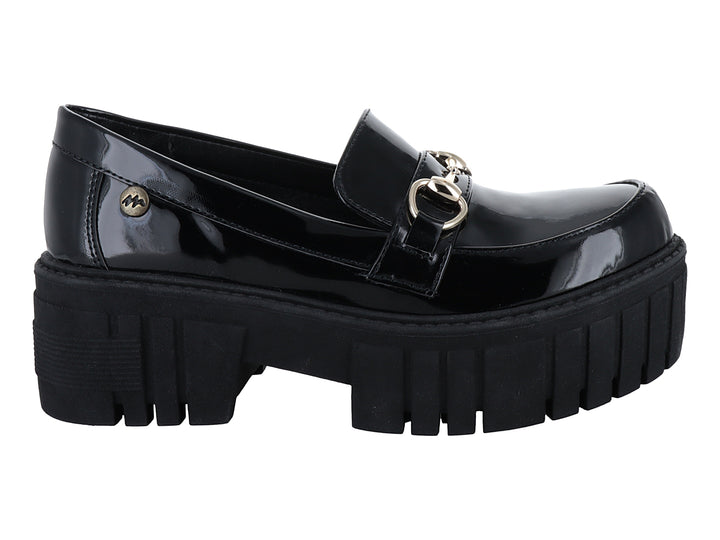 Zapato tipo mocasín de charol negro con plataforma gruesa y detalle de hebilla dorada.