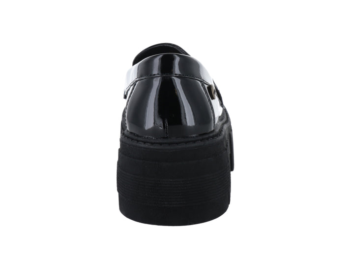 Zapato tipo mocasín de charol negro con plataforma gruesa y detalle de hebilla dorada.