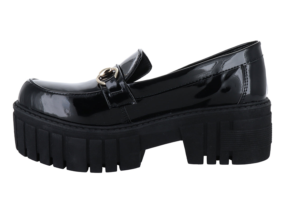 Zapato tipo mocasín de charol negro con plataforma gruesa y detalle de hebilla dorada.