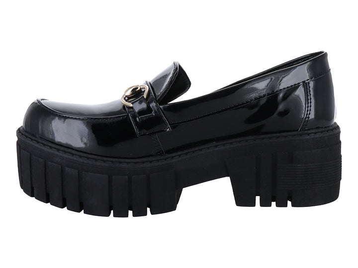Zapato tipo mocasín de charol negro con plataforma gruesa y detalle de hebilla dorada.