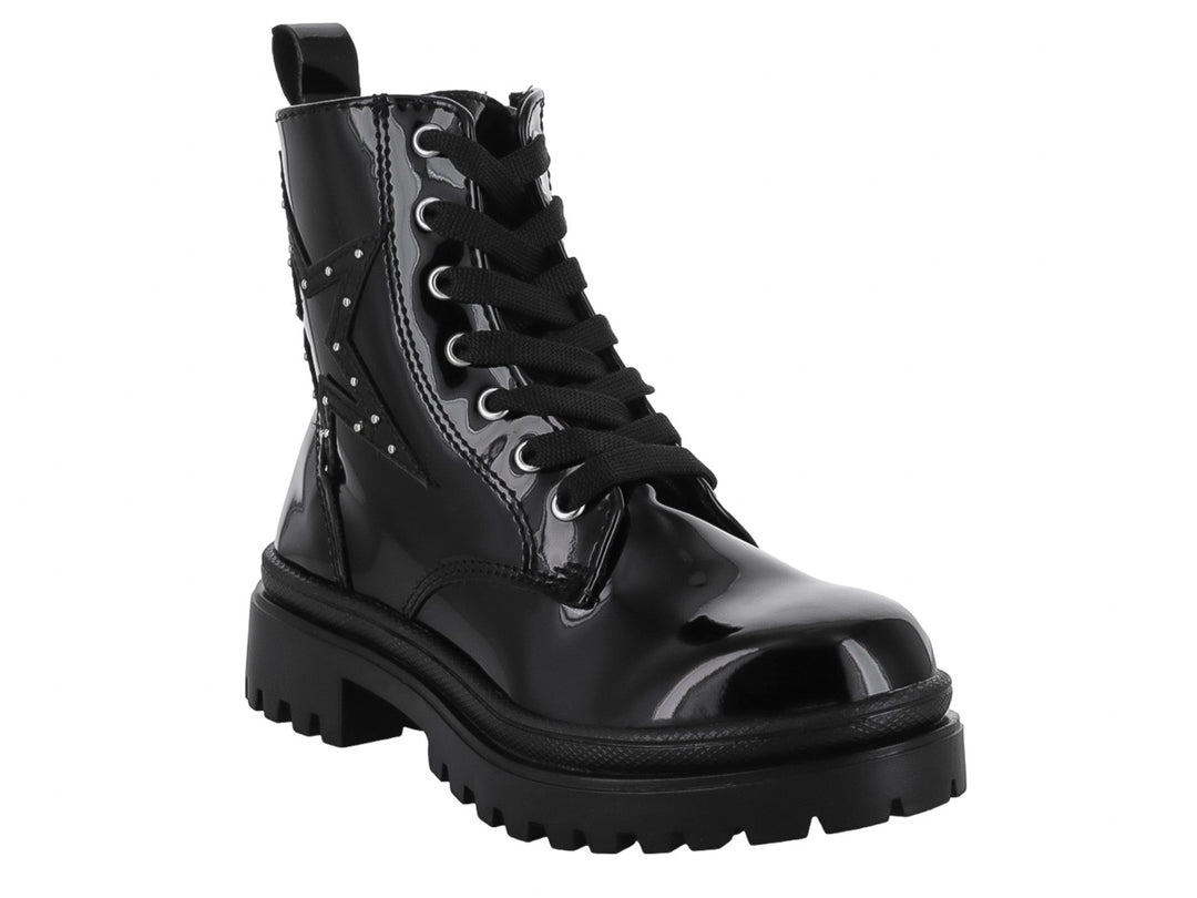 Bota negra de charol con suela track y agujetas.