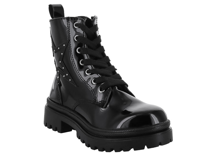 Bota negra de charol con suela track y agujetas.