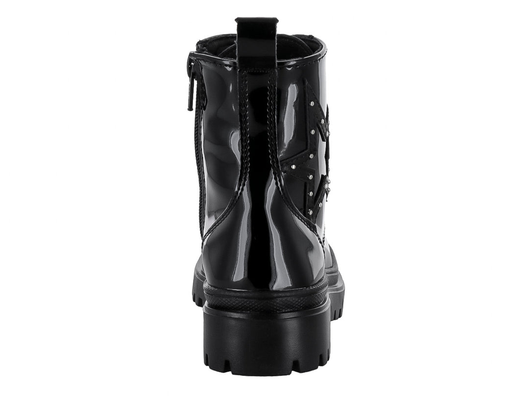 Bota negra de charol con suela track y agujetas.