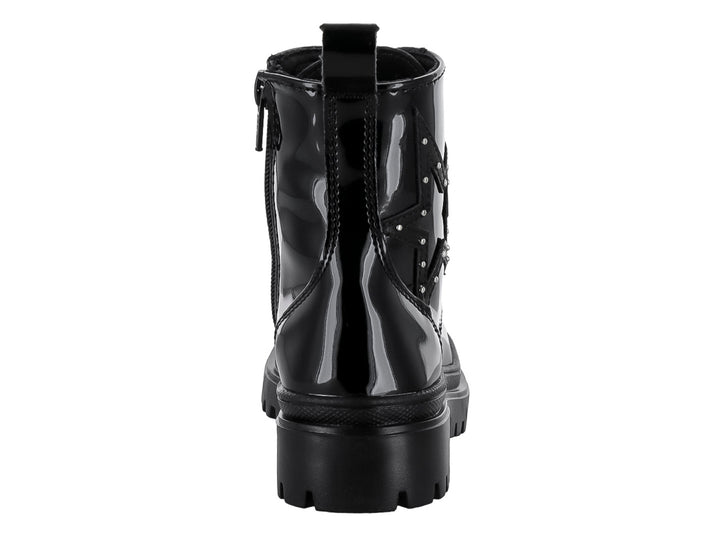 Bota negra de charol con suela track y agujetas.