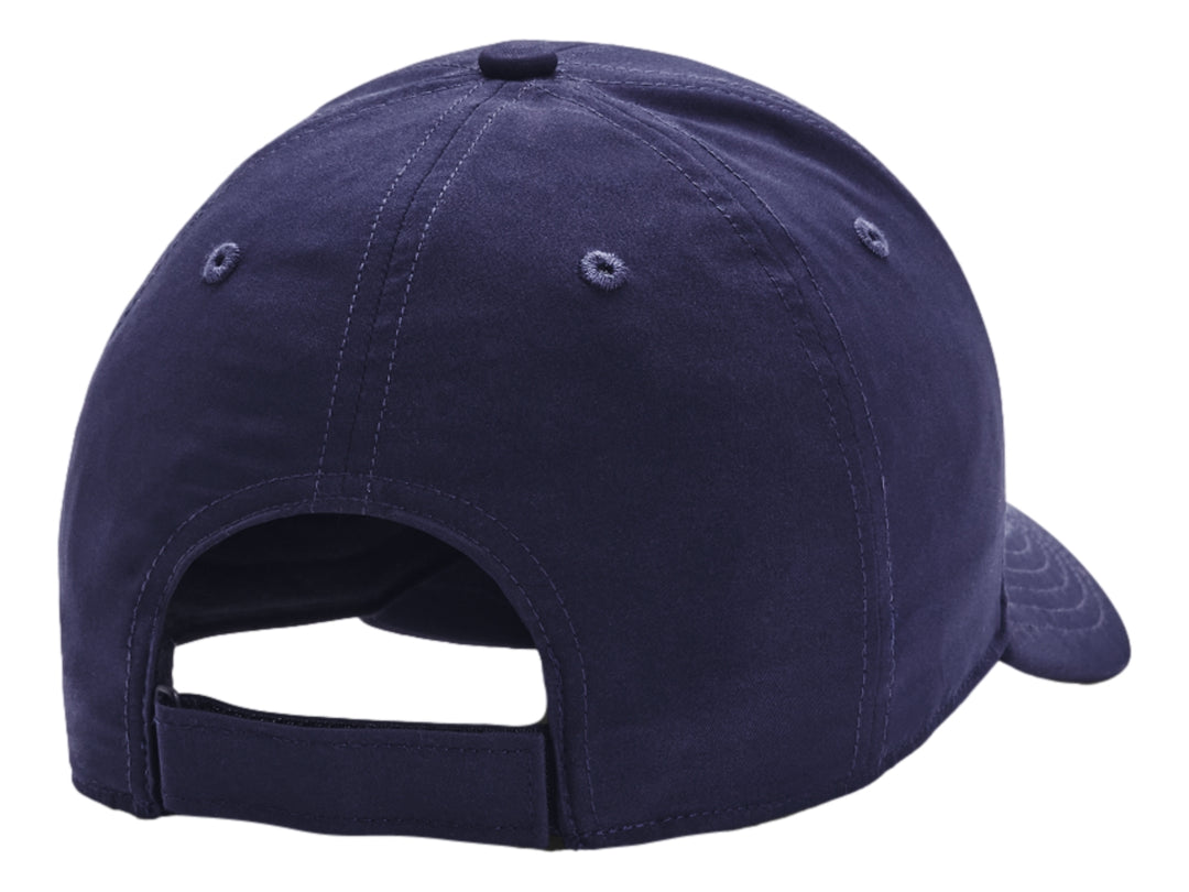 Gorra deportiva Under Armour en color azul marino con logotipo blanco frontal y texto lateral HGOLF.