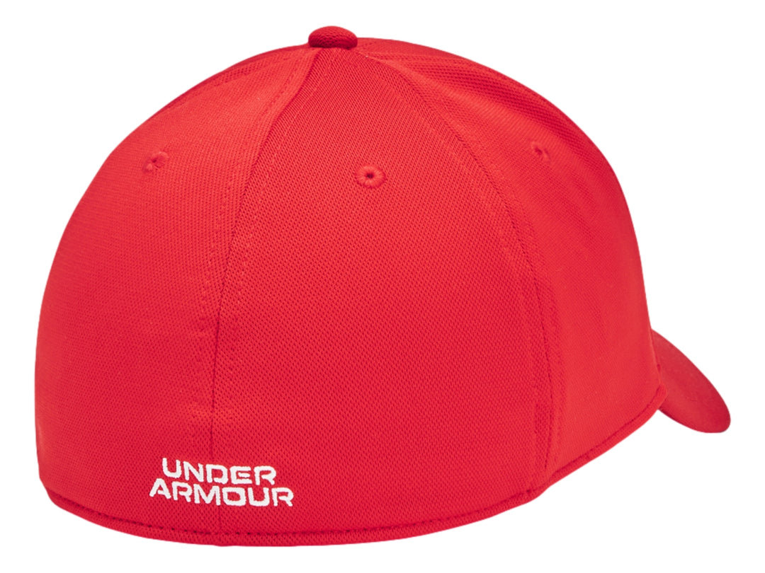 Gorra deportiva Under Armour de color rojo con logotipo frontal en color blanco y visera curva.