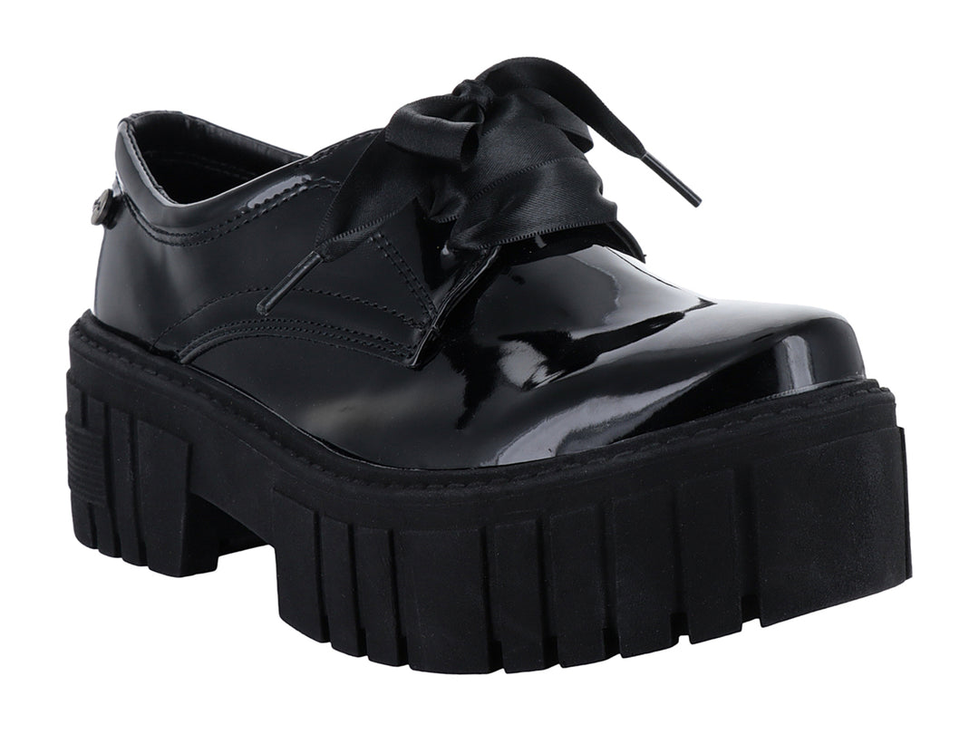 Zapato negro de charol con suela de plataforma gruesa y cordones.